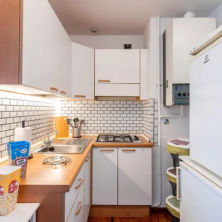 Garage & Station - Self Check-in & Remote Access Apartment *